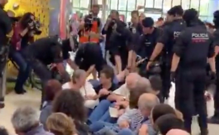 Sentada en la estación de Sants (Barcelona) en contra de la sentencia del proceso