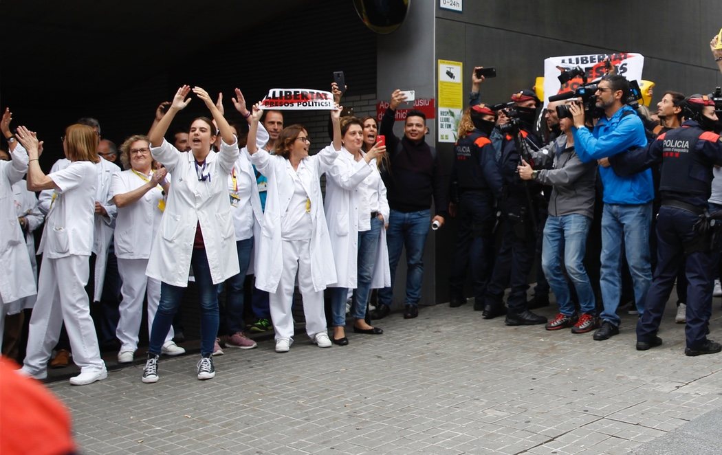 Sánchez visita a los policías hospitalizados en Cataluña y los médicos se manifiestan contra ellos