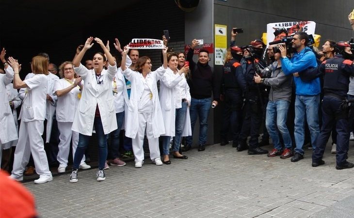 Sánchez visita a los policías hospitalizados en Cataluña y los médicos se manifiestan contra ellos