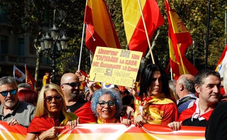 "Nosotros también somos Cataluña": multitudinaria manifestación constitucionalista en Barcelona