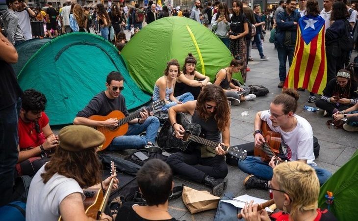 200 estudiantes siguen acampados en la Gran Vía de Barcelona