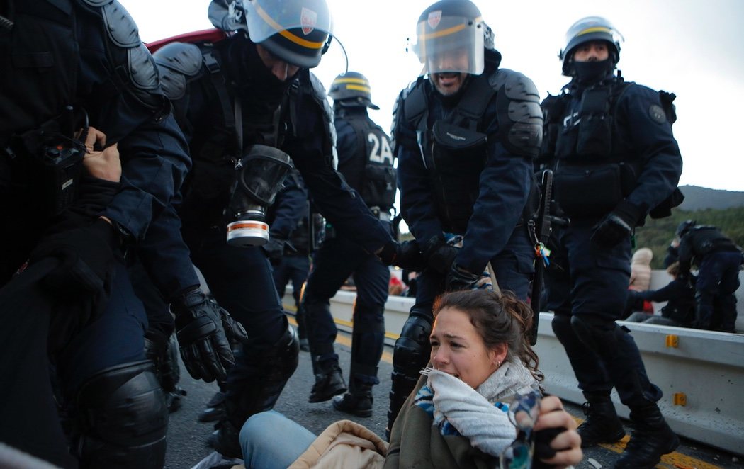 Los antidisturbios franceses cargan contra los CDR y los desalojan de La Jonquera