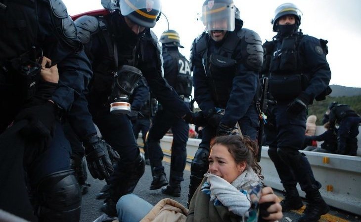 Los antidisturbios franceses cargan contra los CDR y los desalojan de La Jonquera