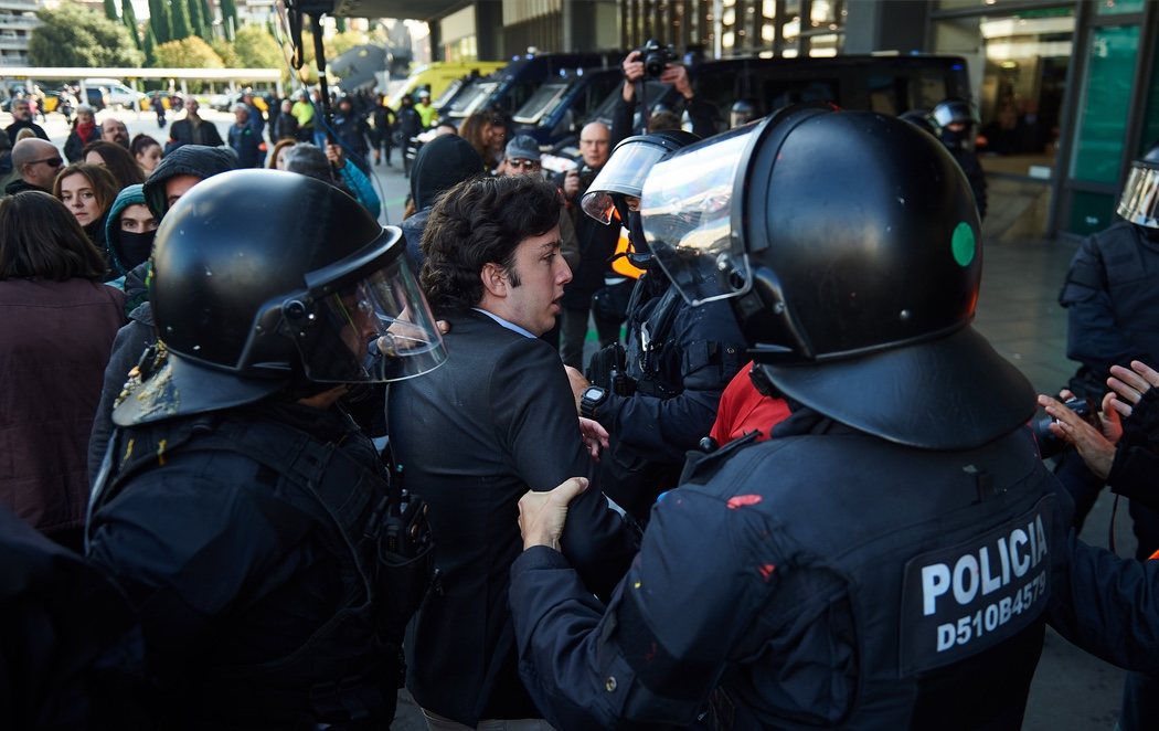 'El Pequeño Nicolás', increpado y agredido por los CDR en la estación de Sants