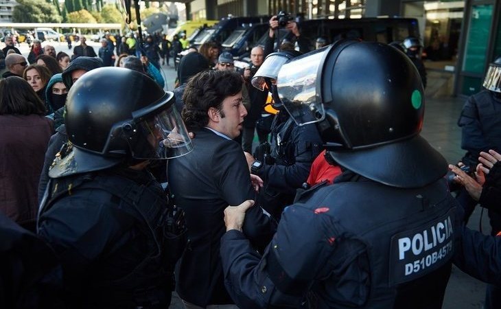 'El Pequeño Nicolás', increpado y agredido por los CDR en la estación de Sants