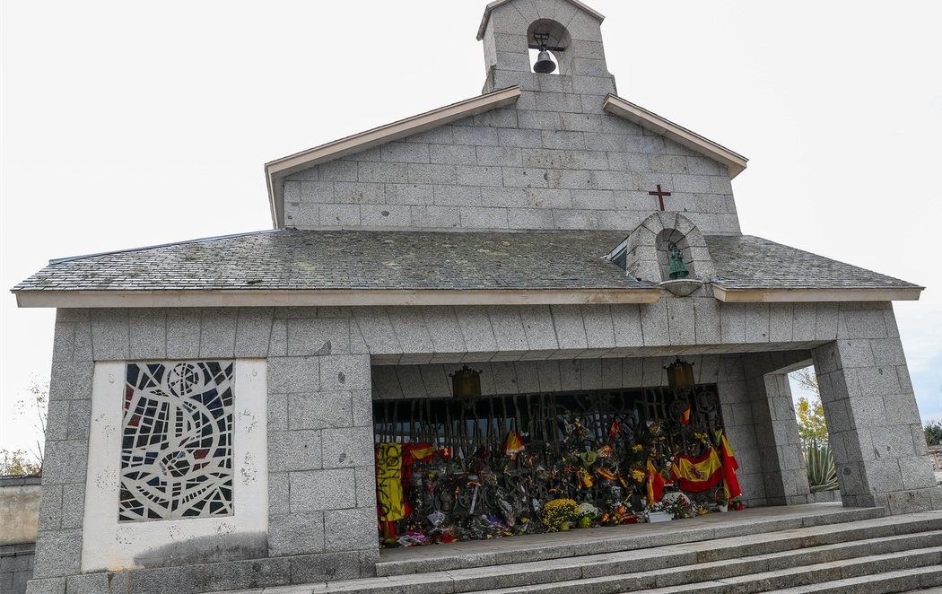 Baja asistencia en Mingorrubio durante el primer 20-N sin Franco en El Valle de los Caídos