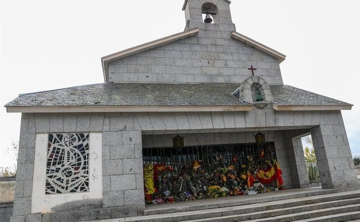 Baja asistencia en Mingorrubio durante el primer 20-N sin Franco en El Valle de los Caídos