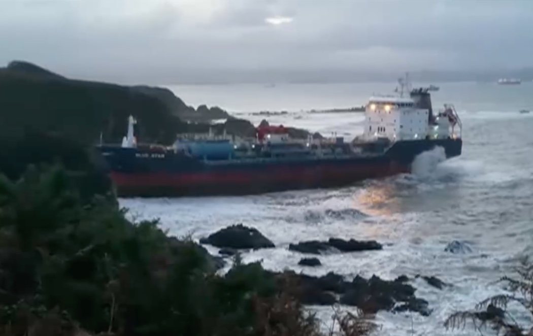 Un buque quimiquero encalla en la costa coruñesa tras sufrir un incendio