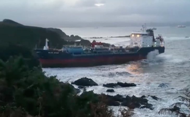Un buque quimiquero encalla en la costa coruñesa tras sufrir un incendio