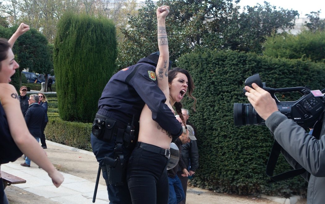 Varias activistas de Femen se enfrentan a una manifestación fascista en Madrid