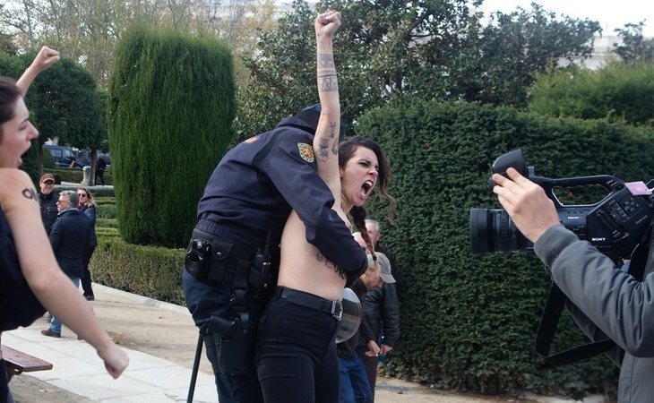 Varias activistas de Femen se enfrentan a una manifestación fascista en Madrid