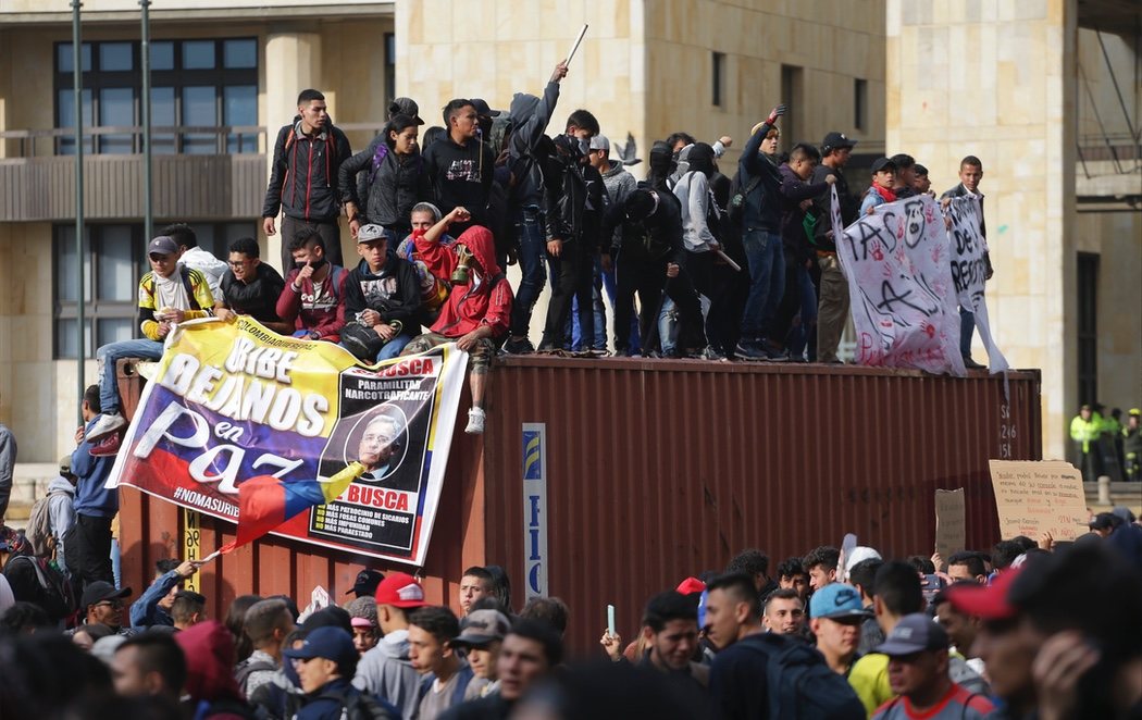 La ola de protestas violentas en Bogotá desata una ola de racismo contra los venezolanos refugiados