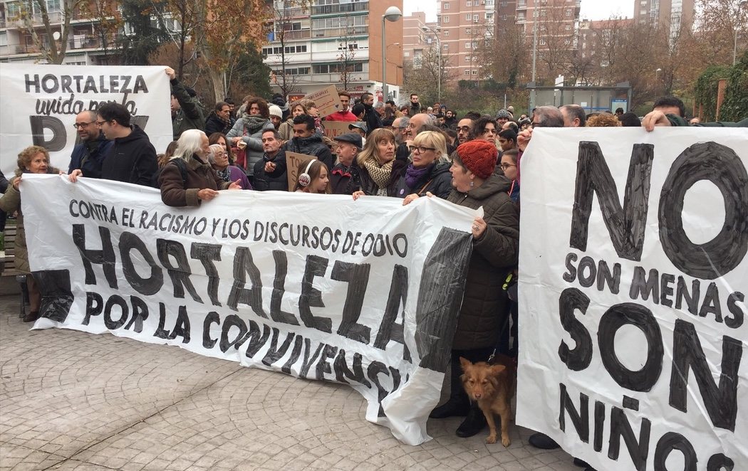 Hortaleza sale a la calle en defensa de los menores migrantes ante el centro atacado con una granada