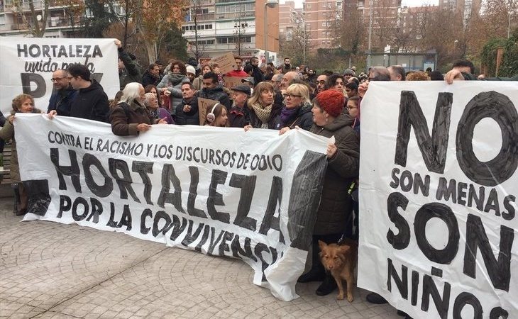 Hortaleza sale a la calle en defensa de los menores migrantes ante el centro atacado con una granada