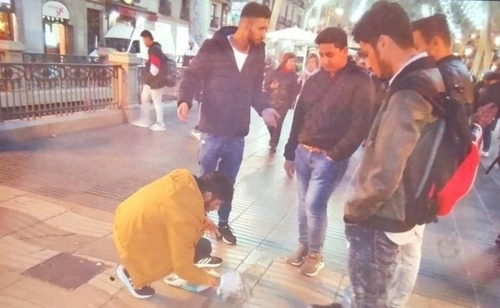 Cuatro jóvenes lanzan cemento sobre el memorial de los atentados de Barcelona
