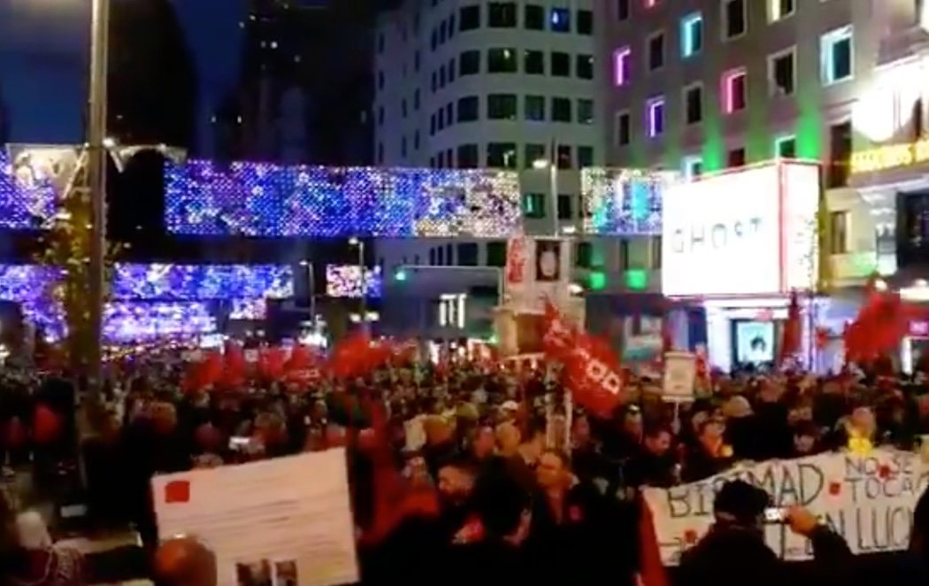 Los trabajadores de EMT, los autobuses urbanos de Madrid, llenan la Gran Vía contra los recortes de PP y CS