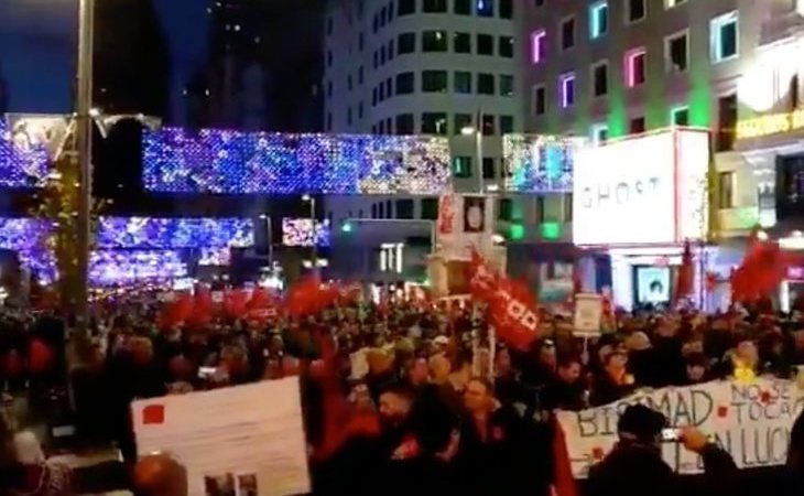 Los trabajadores de EMT, los autobuses urbanos de Madrid, llenan la Gran Vía contra los recortes de PP y CS