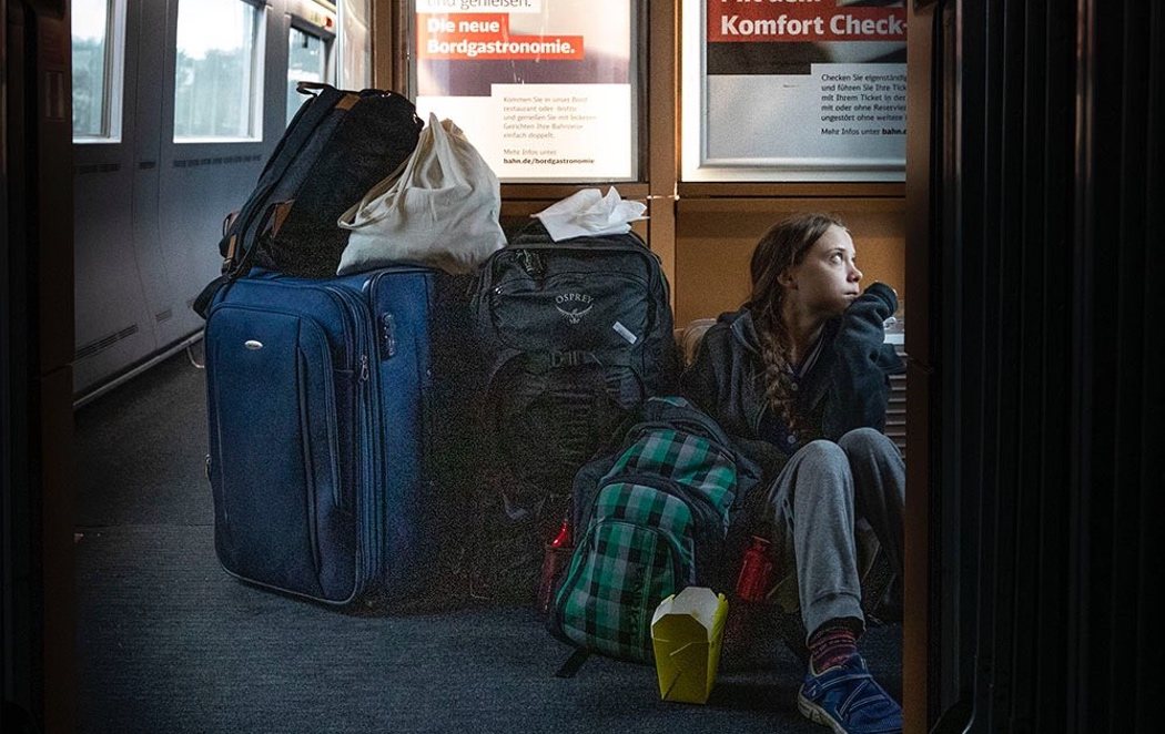 La imagen de Greta Thunberg volviendo a casa sentada en el suelo del tren que indigna a la compañía ferroviaria