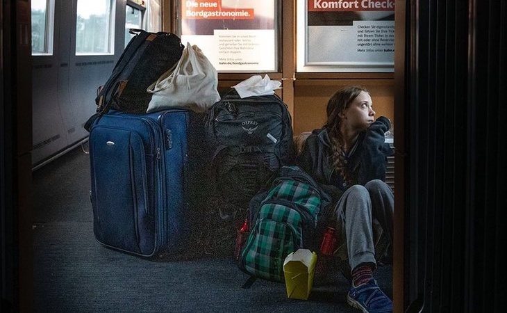 La imagen de Greta Thunberg volviendo a casa sentada en el suelo del tren que indigna a la compañía ferroviaria