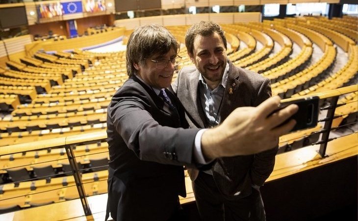 Puigdemont y Comín recogen su acreditación como eurodiputados