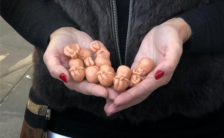 VOX reparte fetos en su campaña contra el aborto en Sevilla