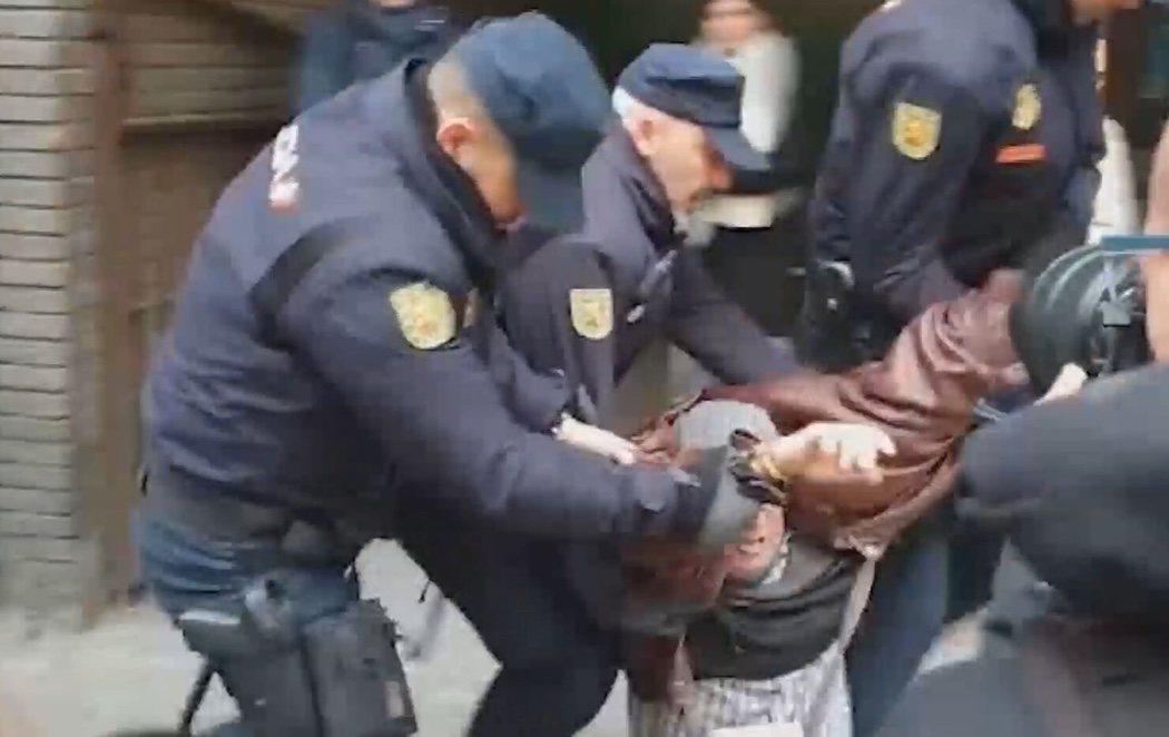 La policía detiene a un hombre por gritar "Viva España" frente a la sede del PSOE