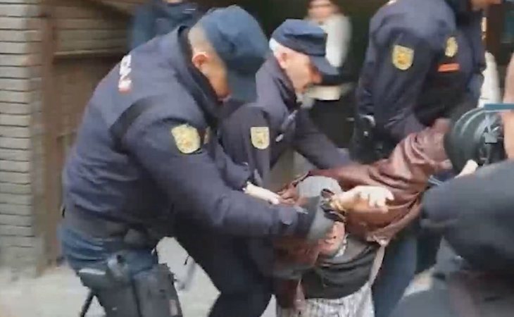 La policía detiene a un hombre por gritar "Viva España" frente a la sede del PSOE