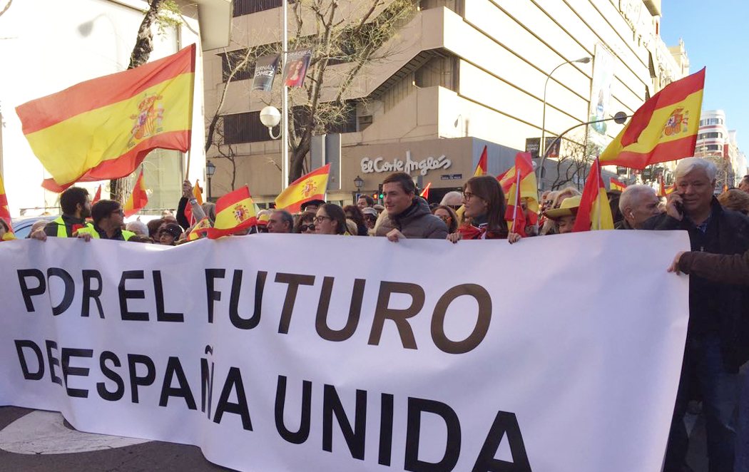 Más de un centenar de personas se reúnen en Colón "por una España unida"