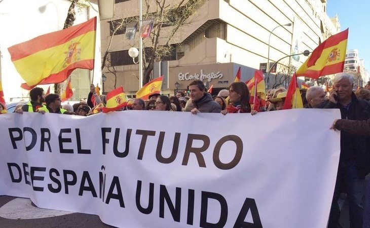 Más de un centenar de personas se reúnen en Colón "por una España unida"