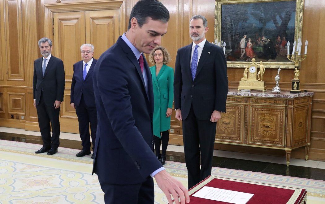 Felipe VI bromea con Sánchez tras prometer el cargo: "Ha sido rápido, el dolor viene después"