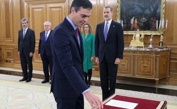 Felipe VI bromea con Sánchez tras prometer el cargo: "Ha sido rápido, el dolor viene después"