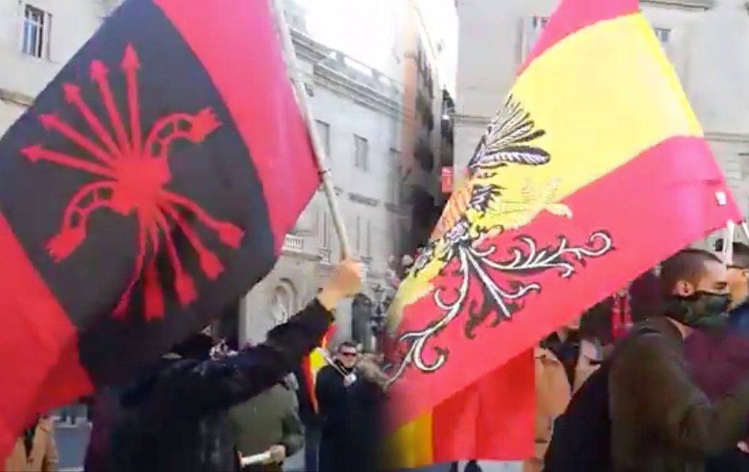 Banderas franquistas y símbolos fascistas en la concentración de VOX en Barcelona