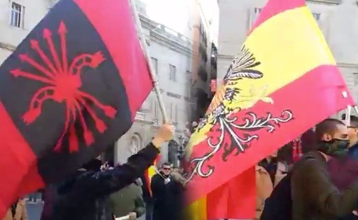 Banderas franquistas y símbolos fascistas en la concentración de VOX en Barcelona