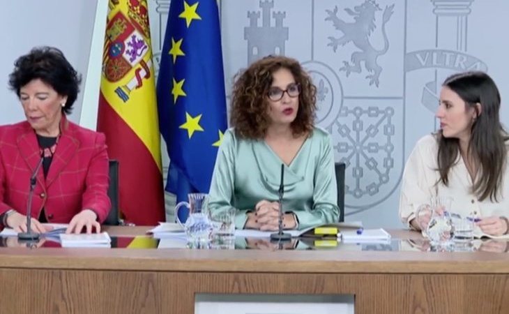 María Jesús Montero se estrena como ministra portavoz con el recurso al pin parental