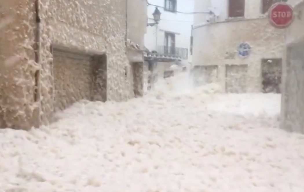 La espuma del mar invade un pueblo de Girona en plena Borrasca Gloria