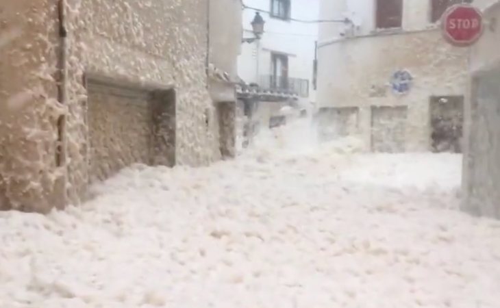 La espuma del mar invade un pueblo de Girona en plena Borrasca Gloria