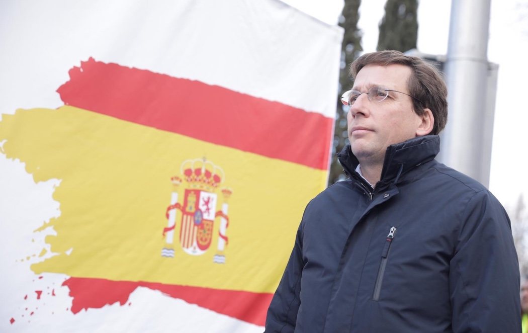 Almeida, increpado al levantar otra bandera en Madrid: "¡Devuelve los 700.000 euros que has quitado al barrio!"