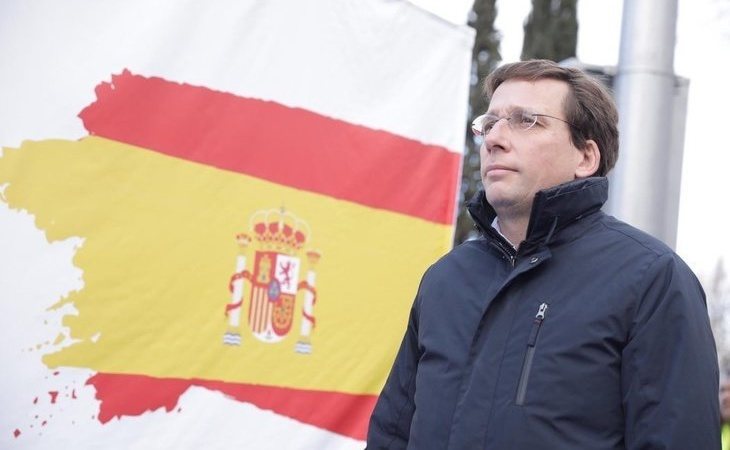 Almeida, increpado al levantar otra bandera en Madrid: "¡Devuelve los 700.000 euros que has quitado al barrio!"