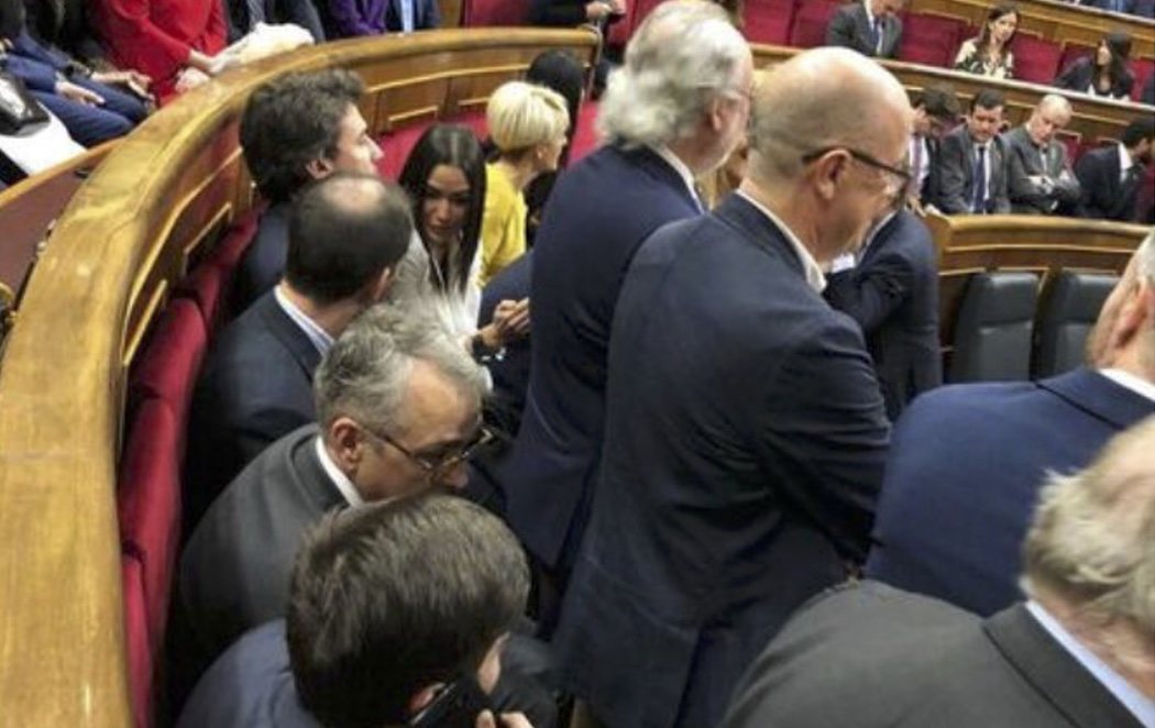 Los diputados del PSOE se plantan ante VOX, que ha intentado robar sus puestos en el Congreso