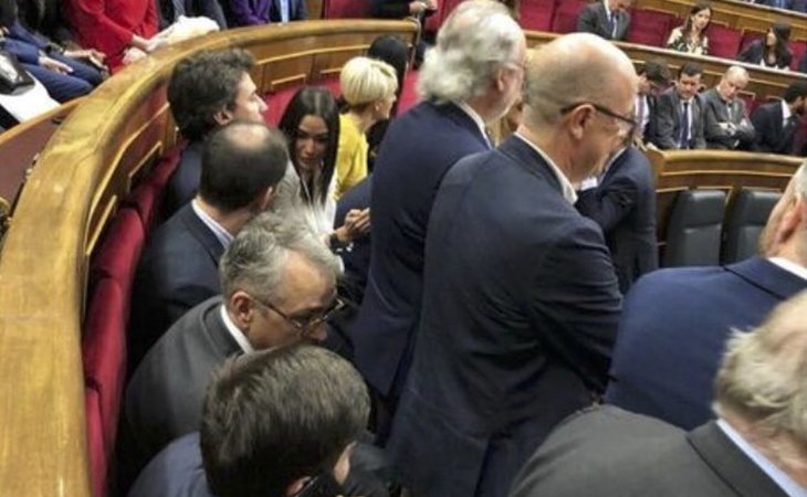 Los diputados del PSOE se plantan ante VOX, que ha intentado robar sus puestos en el Congreso