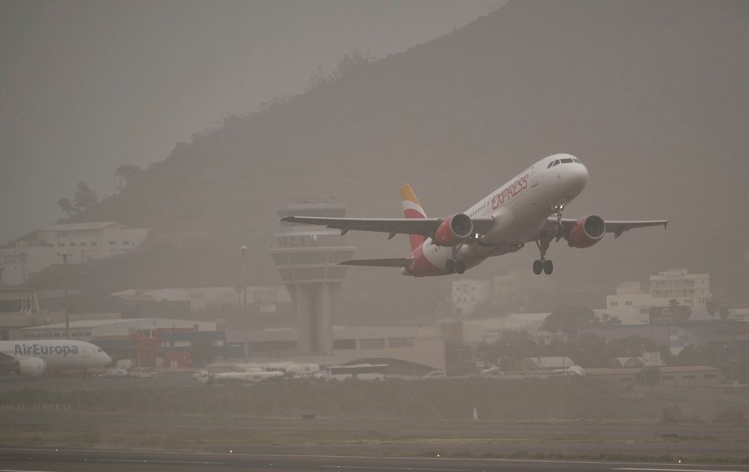 Canarias retoma su actividad aérea tras un fin de semana marcado por los incendios y la calima