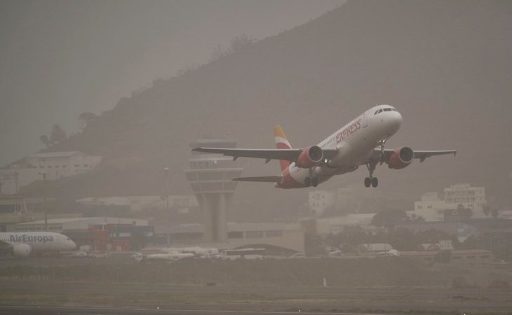 Canarias retoma su actividad aérea tras un fin de semana marcado por los incendios y la calima