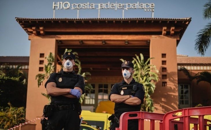 Calma tensa en el hotel Costa Adeje Palace de Tenerife, en cuarentena con 1.000 personas por el coronavirus