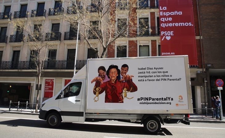 HazteOír acosa con dos camiones a PP, PSOE y Podemos para imponer su veto parental