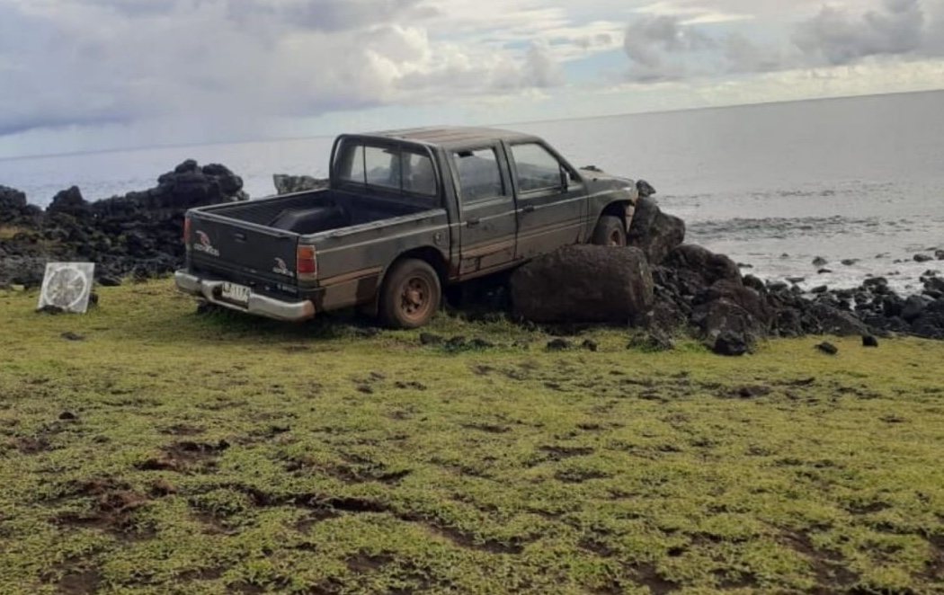 Estrella intencionadamente su camioneta contra varias esculturas moai de un milenio de antigüedad