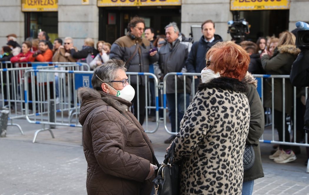 Los fieles acuden con mascarillas al besapiés de Medinaceli a pesar de su cancelación