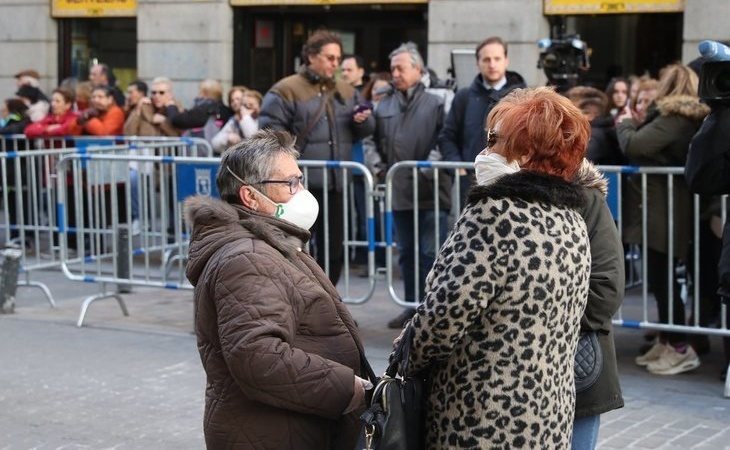 Los fieles acuden con mascarillas al besapiés de Medinaceli a pesar de su cancelación