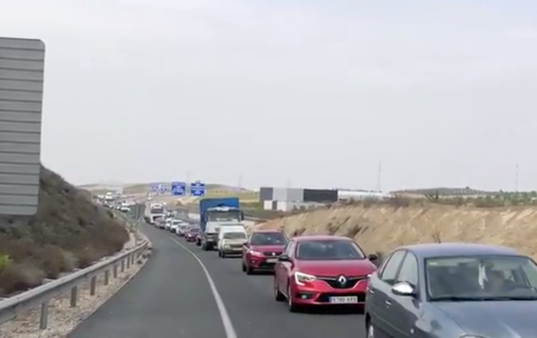 La Guardia Civil interviene en Granada más de 200 coches en un atasco dirigido hacia la playa