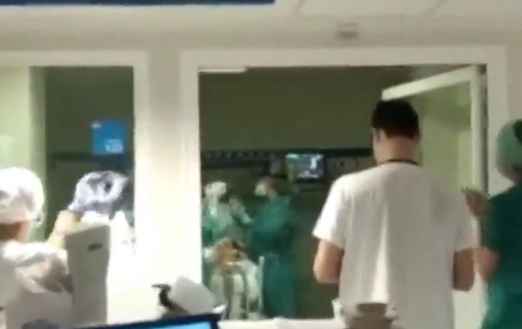 Emocionante aplauso en La Paz de la Madrid ante el primer paciente con coronavirus extubado
