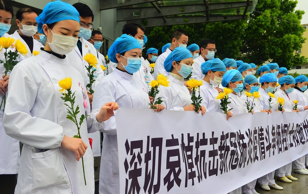 China rinde homenaje a sus fallecidos por coronavirus